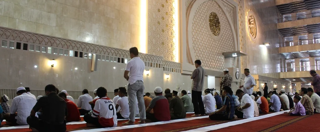 Islamic people praying mosque
