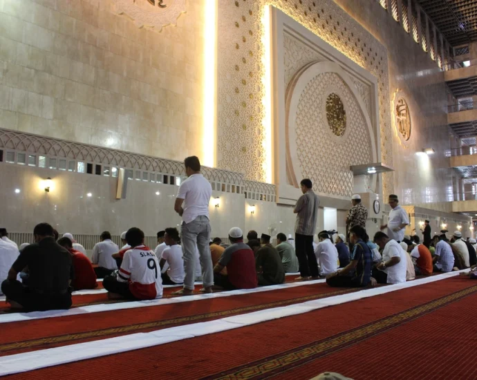 Islamic people praying mosque